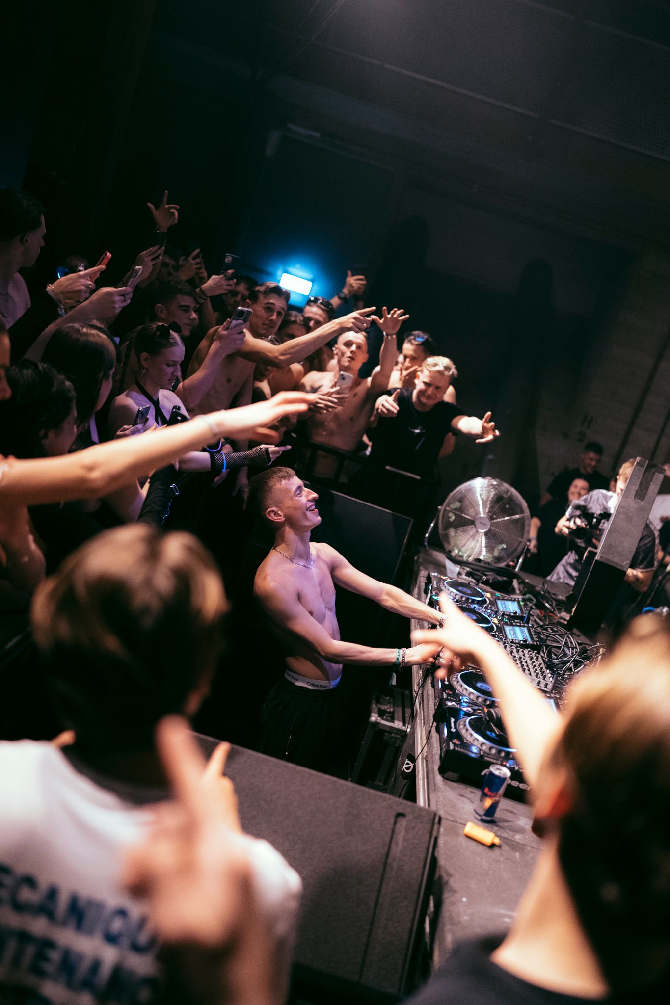 Bradamedia underground rave warehouse rave nightlife fotografie crowd energy