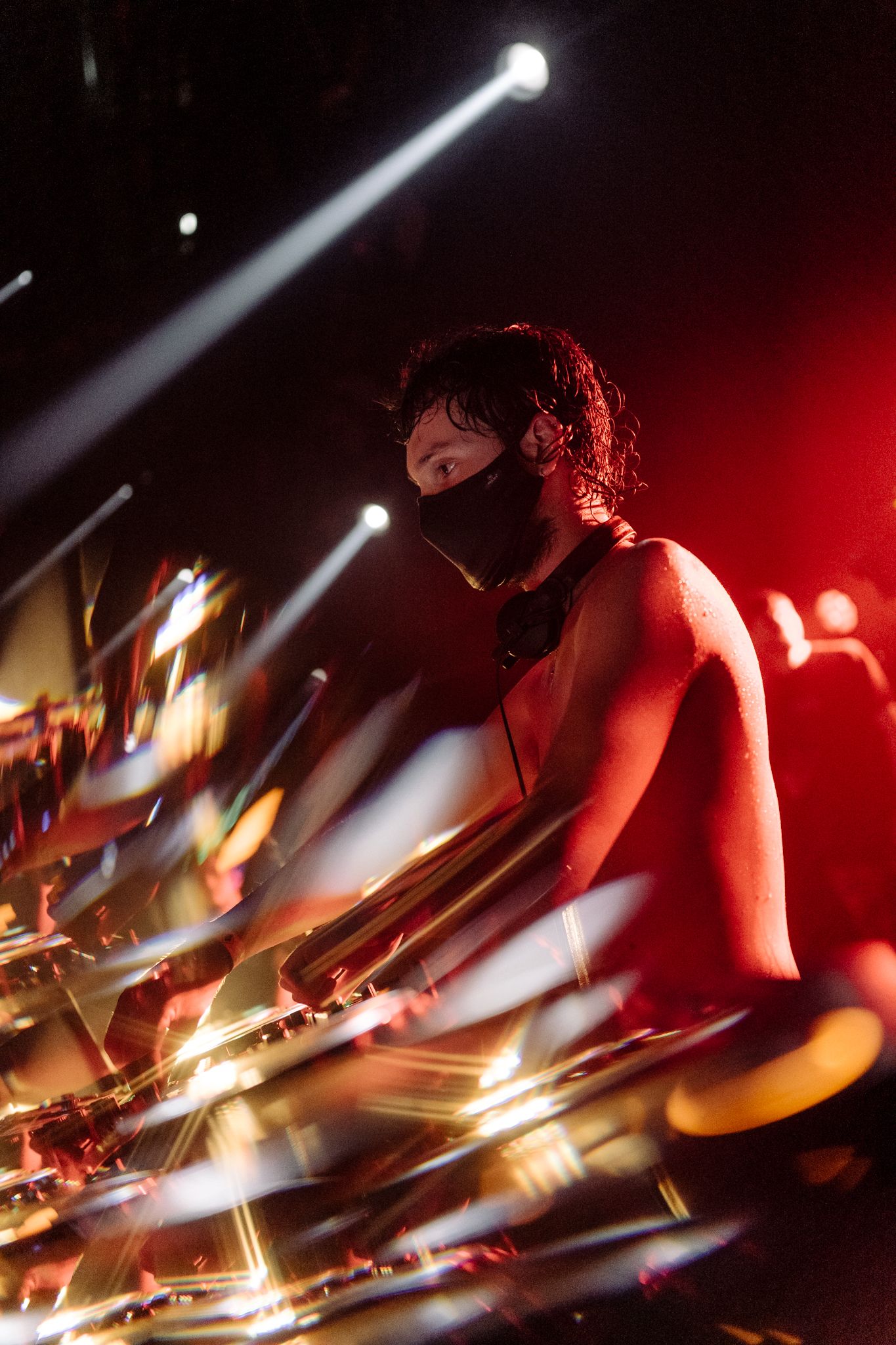 Bradamedia elektronische beats hardtechno crowd energy immersive nightlife