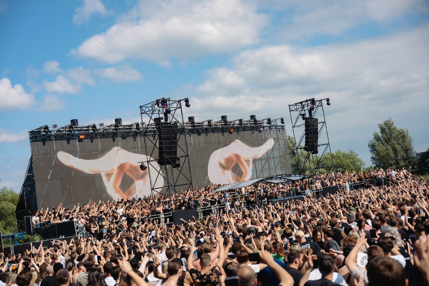 festivalreportage crowd energy Bradamedia stage lights artiestenfotografie