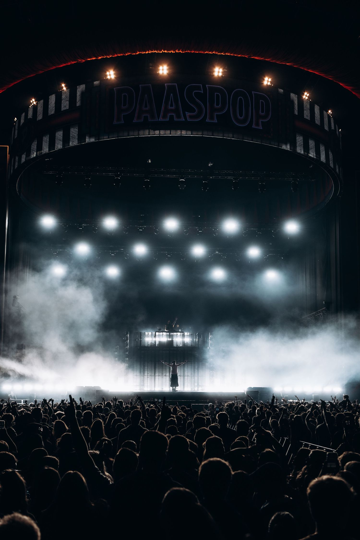 artiestenfotografie crowd energy Bradamedia stage lights festival vibes