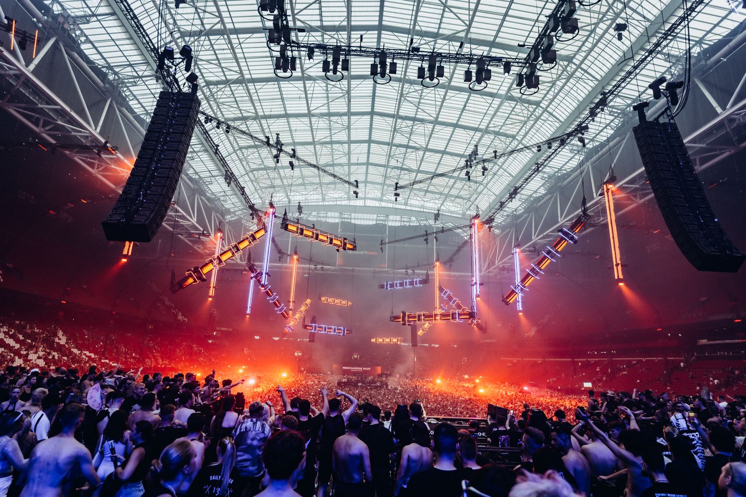 artist spotlight EDM community Bradamedia high-energy crowd Verknipt live