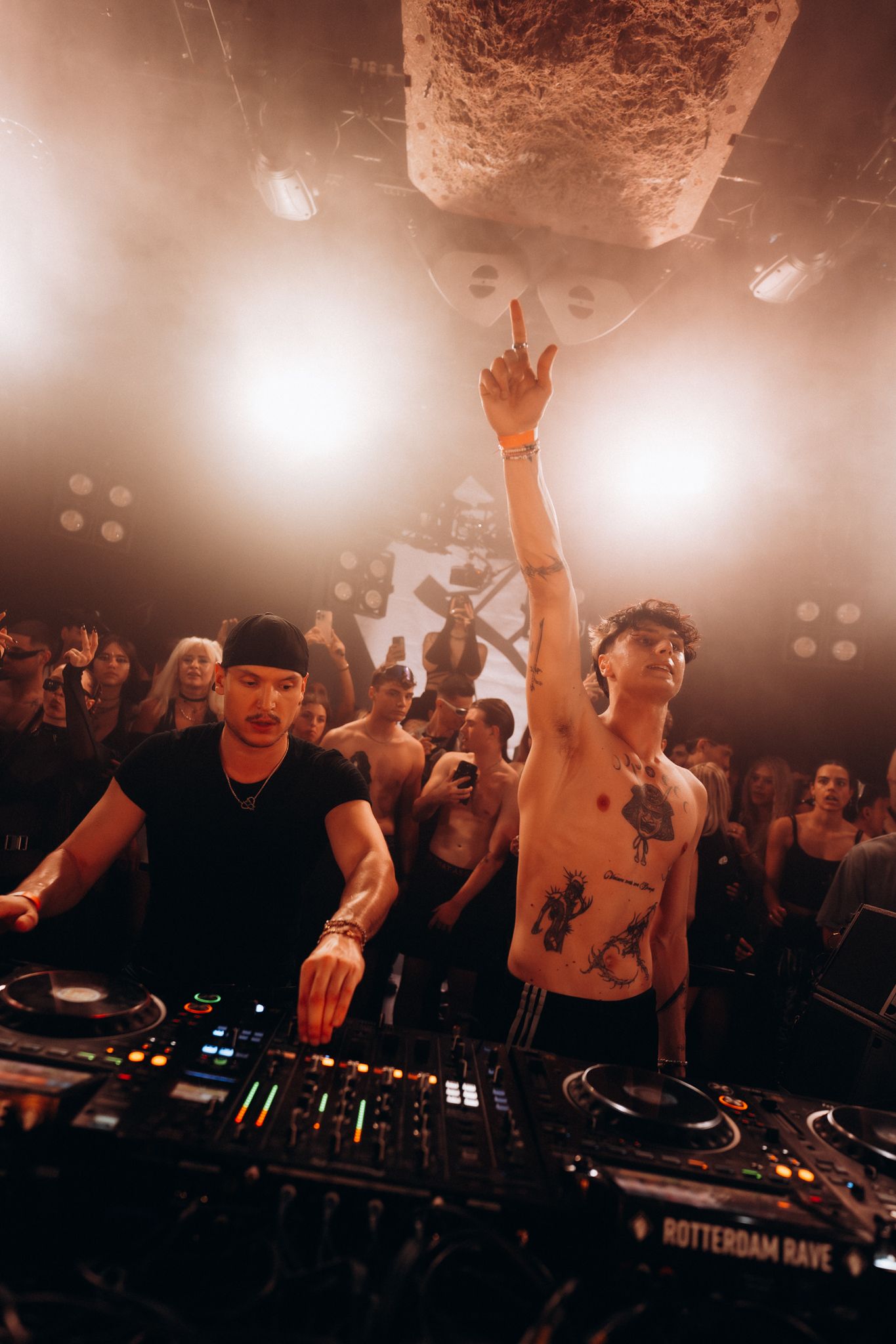 DJ performance underground techno Bradamedia hard techno strobo