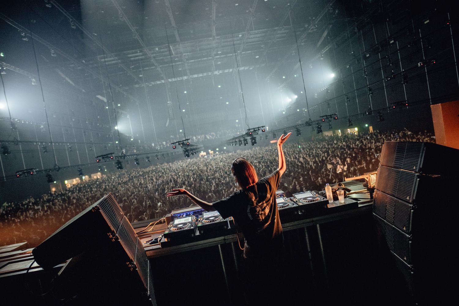 Bradamedia elektronische beats techno performance rave experience donkere visuals