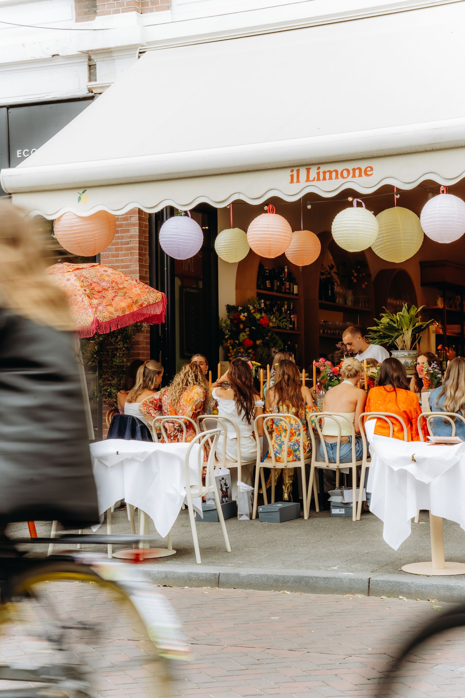 indoor lunch gezellig samenzijn Bradamedia interactie moment medewerkers fotografie