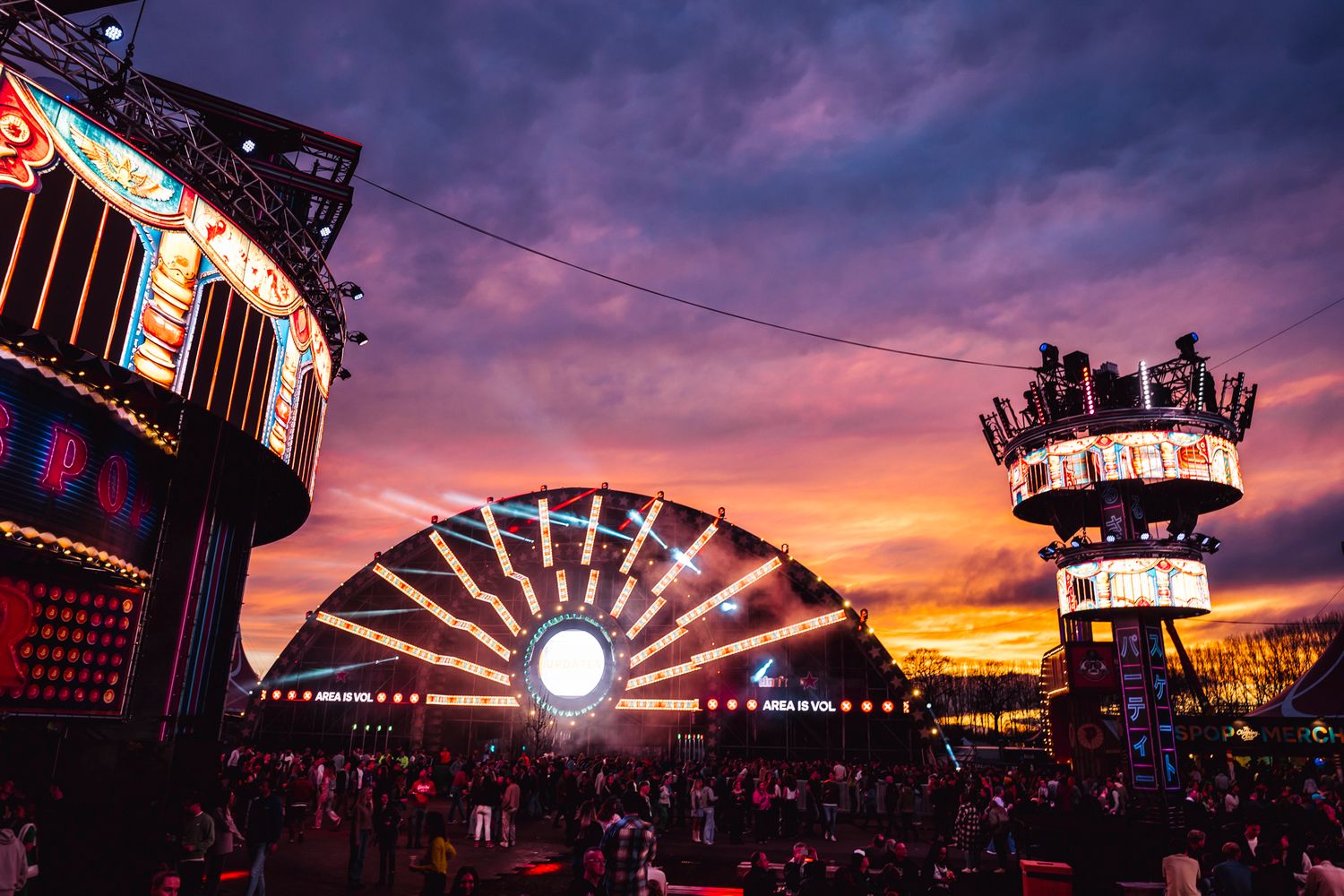 immersive experience festival visuals Bradamedia high-energy crowd festival registratie