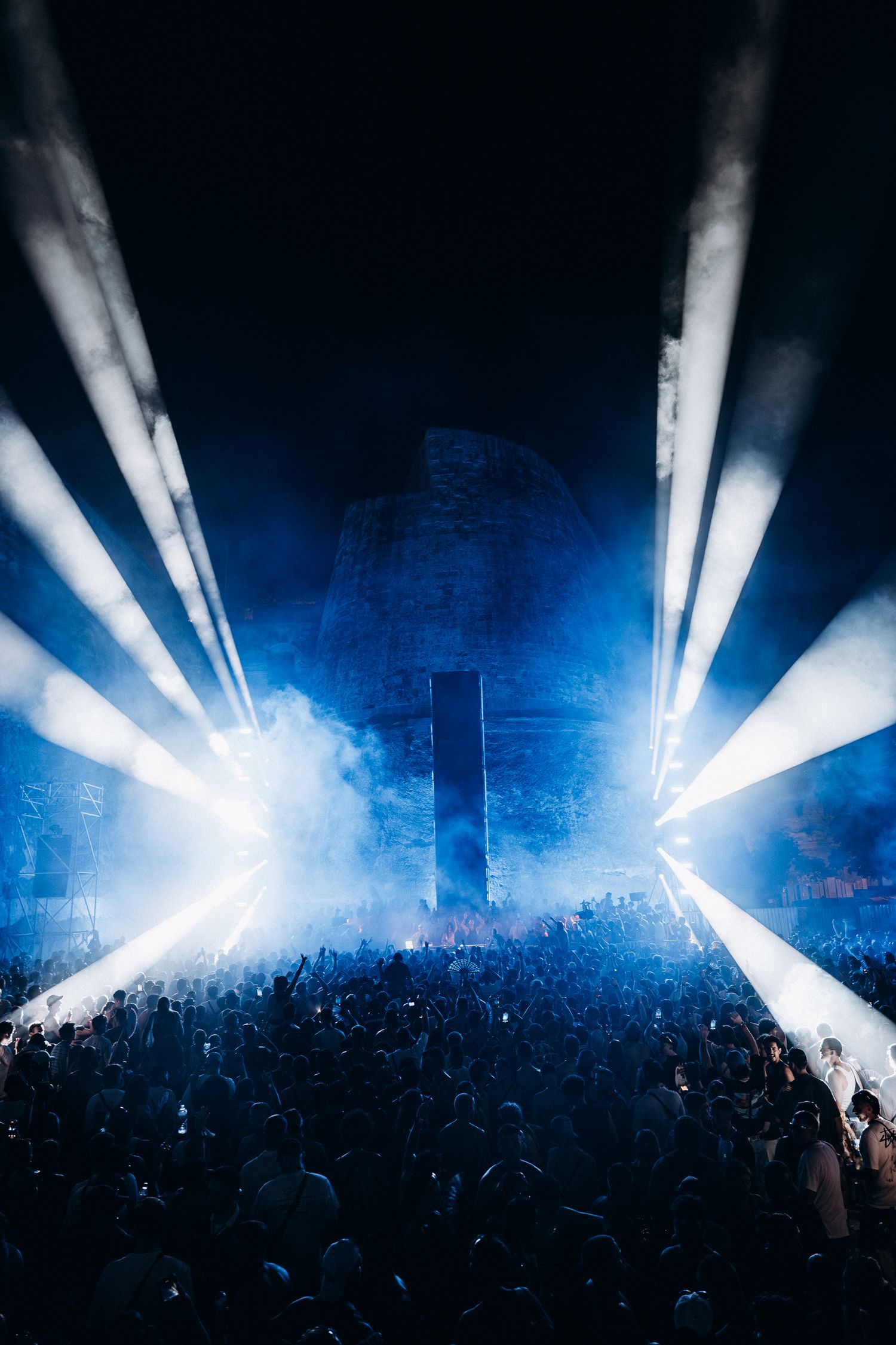 DJ performance rave sfeer Bradamedia nachtelijke sfeer laser show