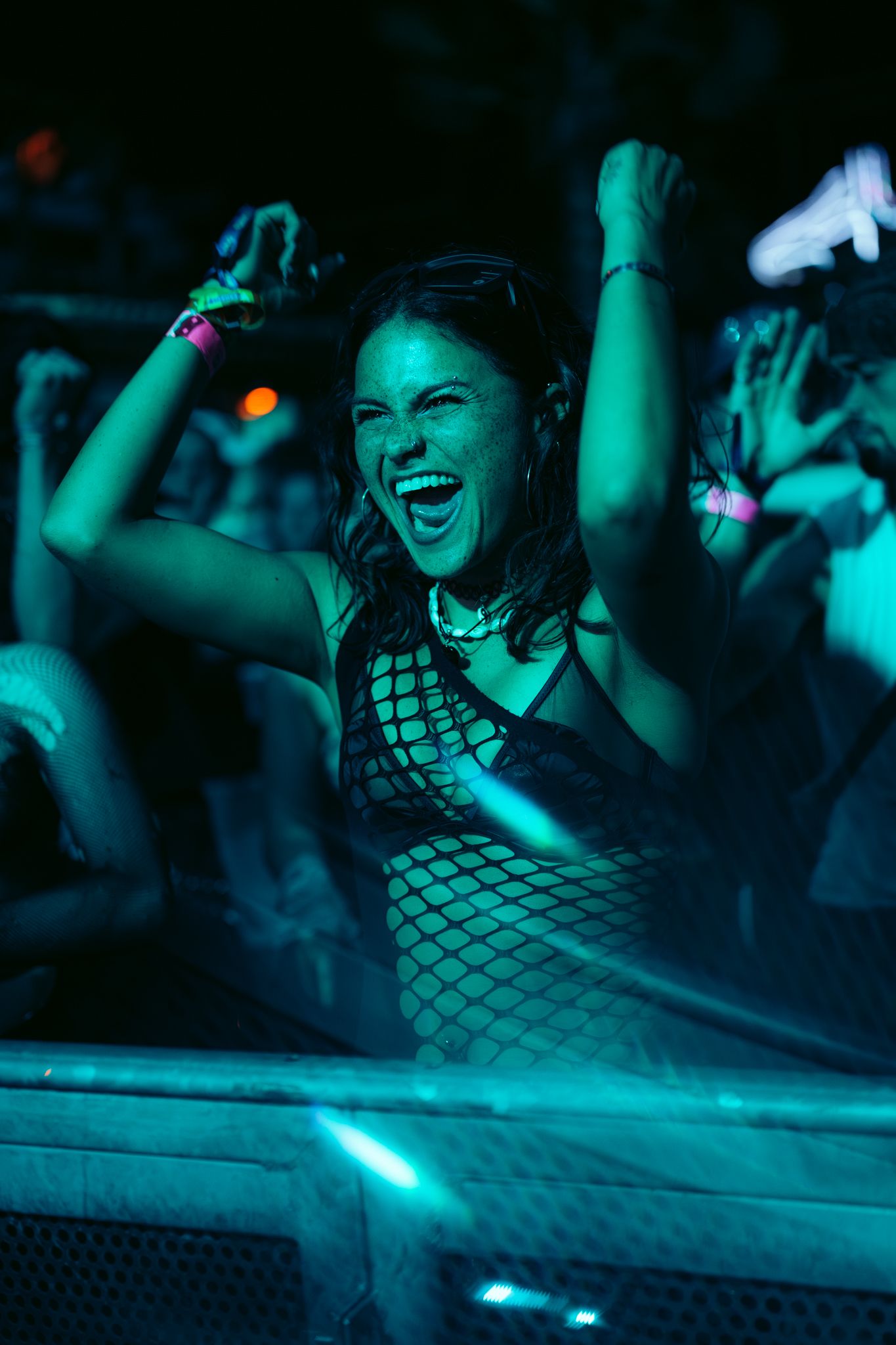 festivalreportage crowd energy Bradamedia DJ performance stage lights