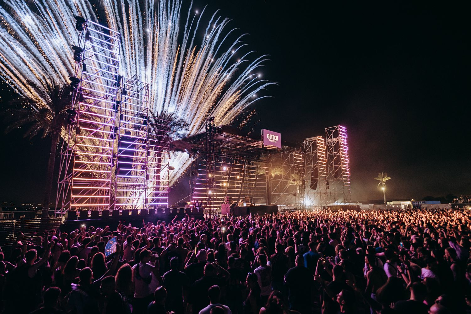 festivalreportage crowd energy Bradamedia DJ performance stage lights