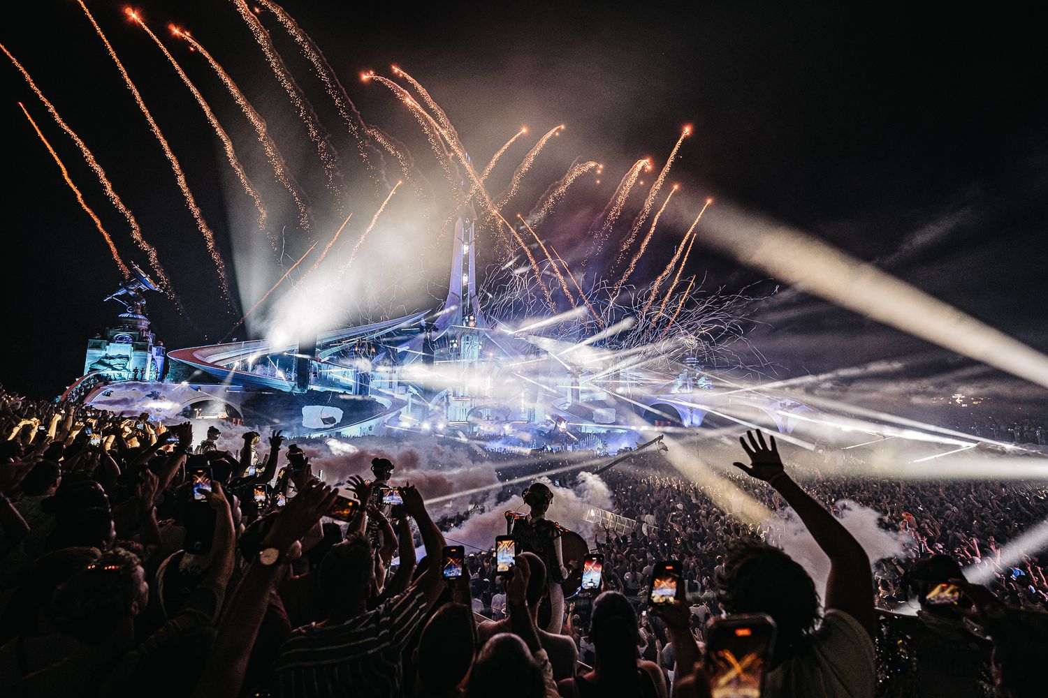 Bradamedia festivalproductie immersive lighting mainstage fotografie outdoor festival