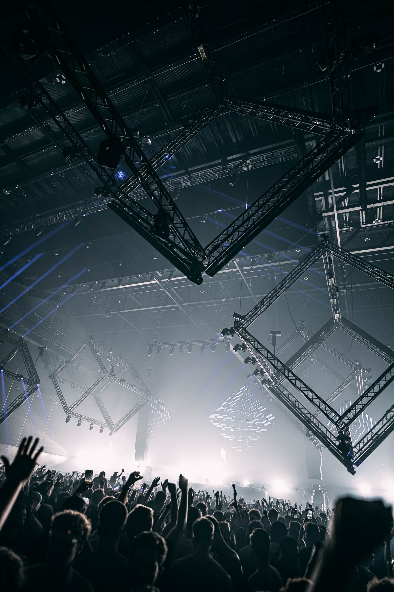 Bradamedia technofotografie rave experience clubverlichting warehouse rave