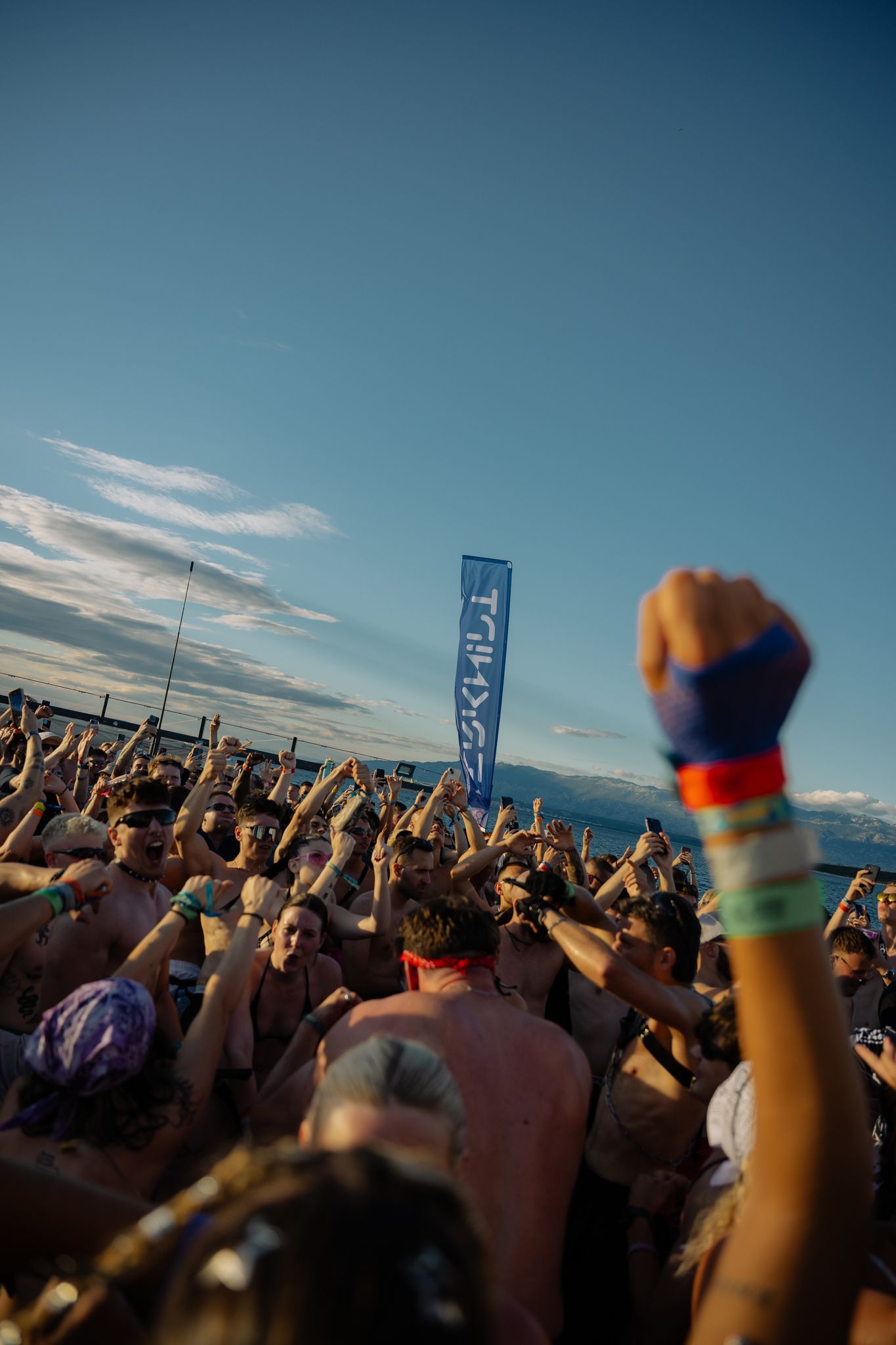 crowd energy stage lights Bradamedia artiestenfotografie rave sfeer