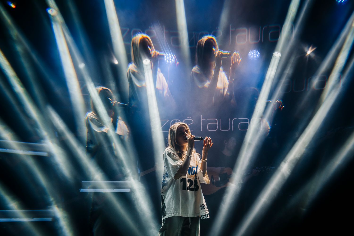 Bradamedia Zoe Tauran live concert podium artiest