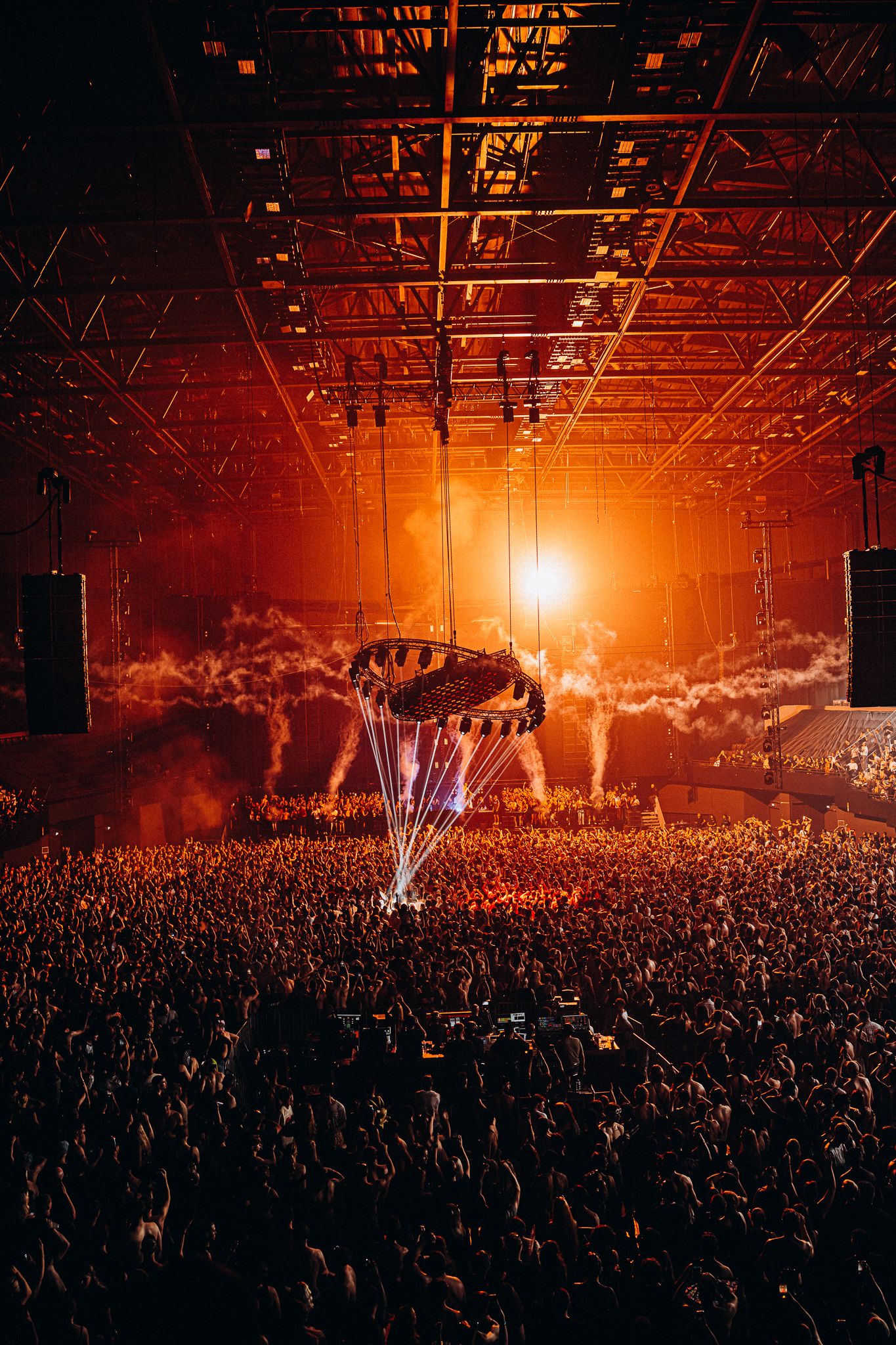 Bradamedia industriële locatie minimal techno rave experience lichtinstallaties