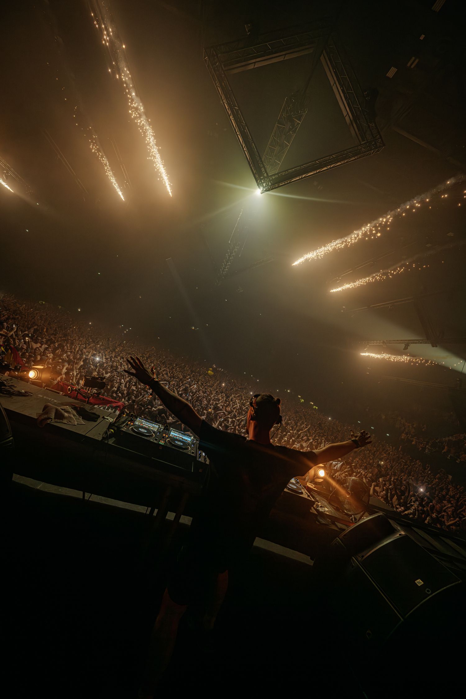 live optreden stage lighting Bradamedia heavy techno sound dark rave vibe