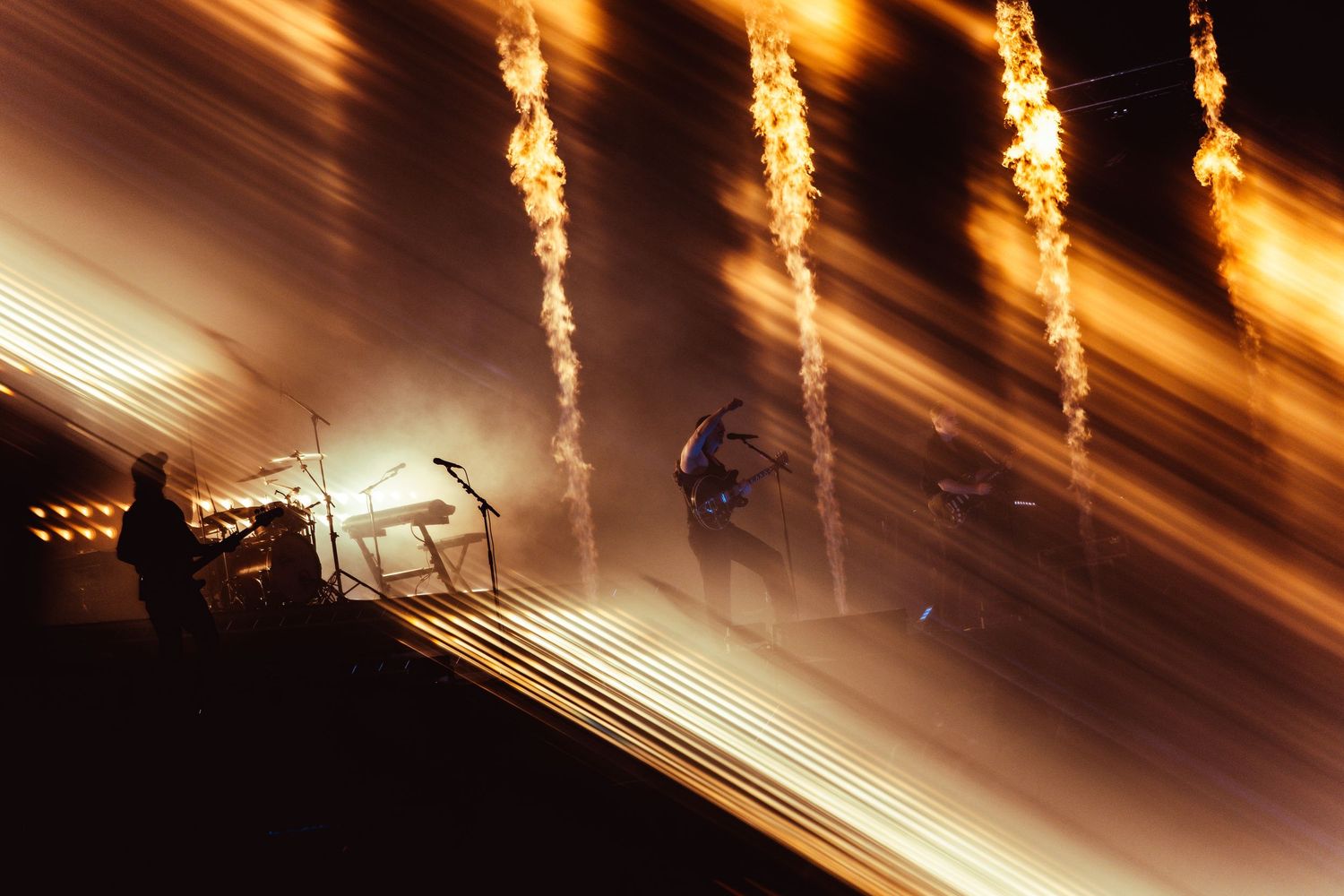stage lights festival vibes Bradamedia nachtelijke sfeer immersive experience