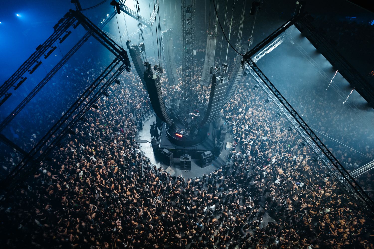 Bradamedia dj booth crowd energy nachtelijke sfeer creative nightshots