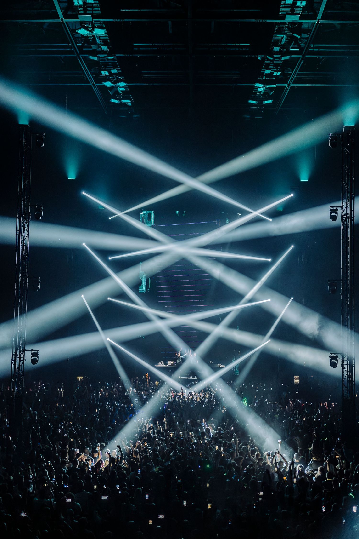 nachtelijke sfeer lichtshow Bradamedia podiumfotografie immersive experience