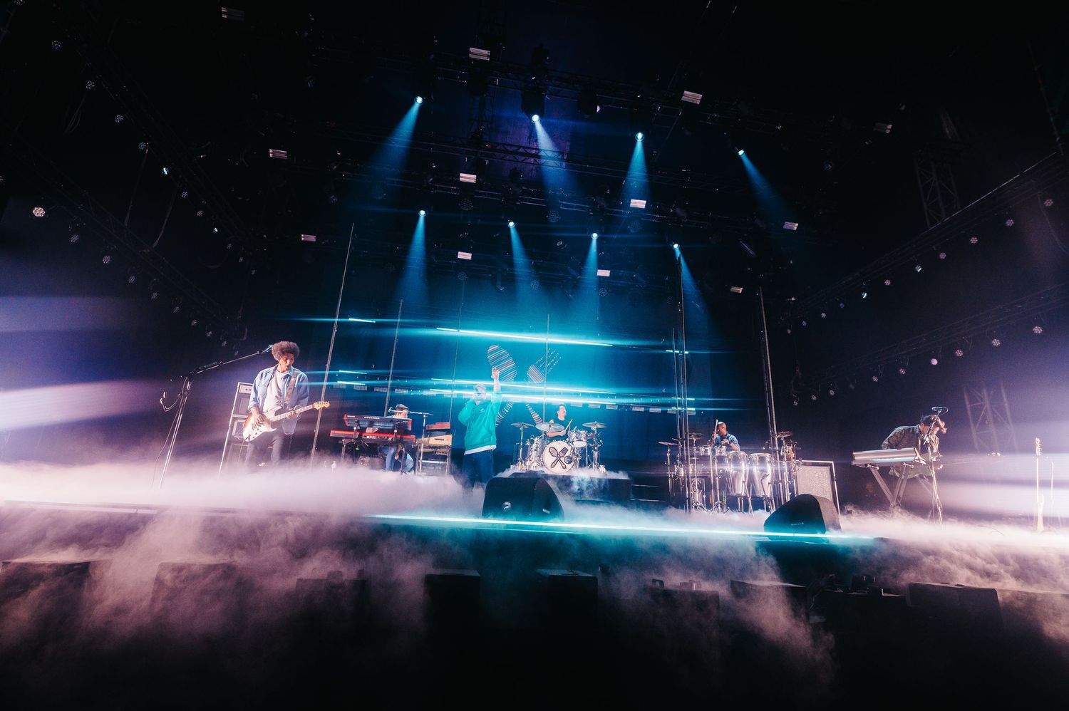 nachtelijke sfeer immersive experience Bradamedia festival visuals high-energy crowd