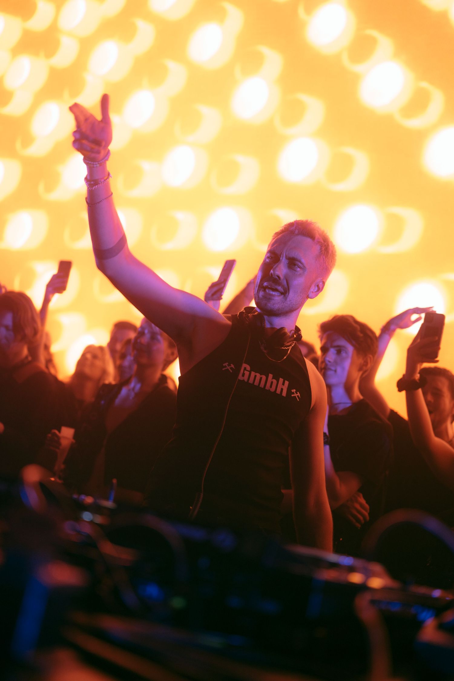 crowd energy festival vibes Bradamedia artiestenfotografie outdoor stage