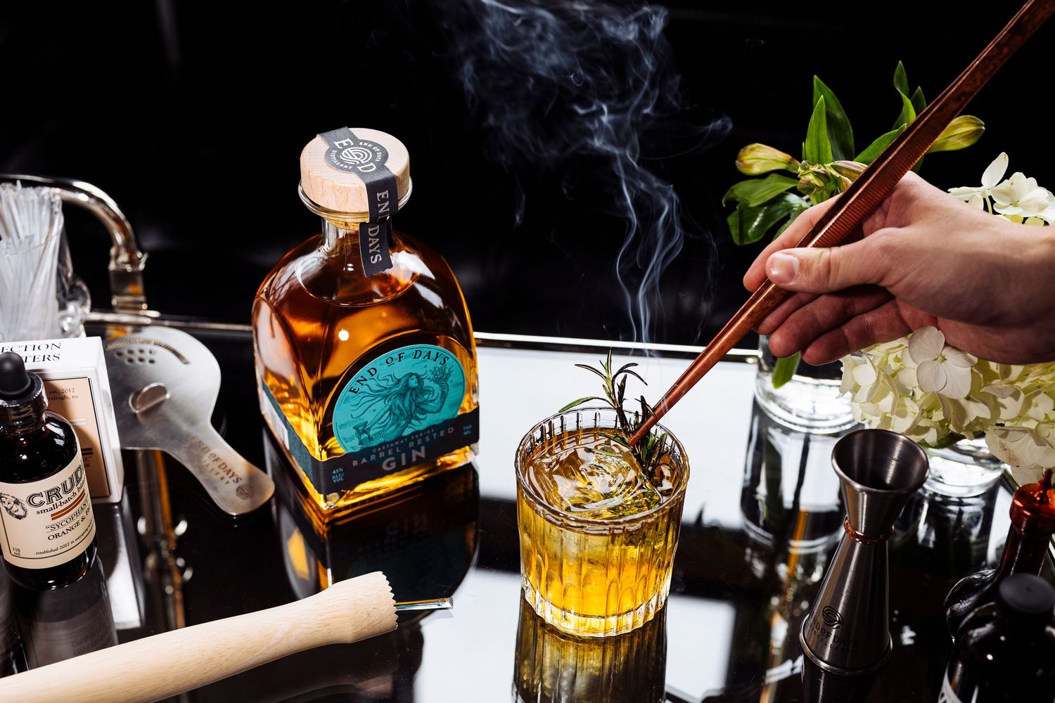 Hands mixing cocktails and preparing drinks at a bar.