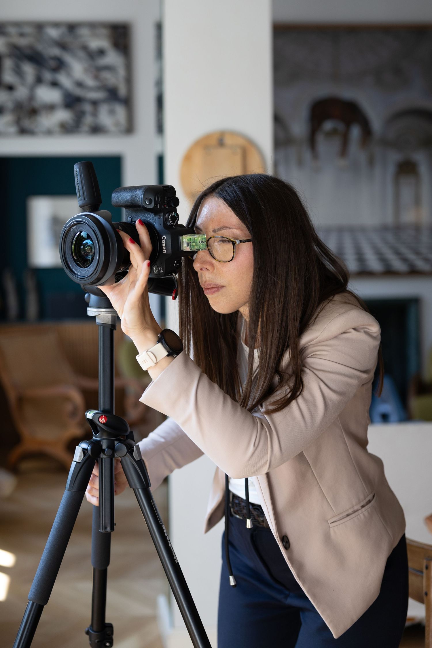 Ritratto di Elena Sartorari fotografa al lavoro in un interno a Milano