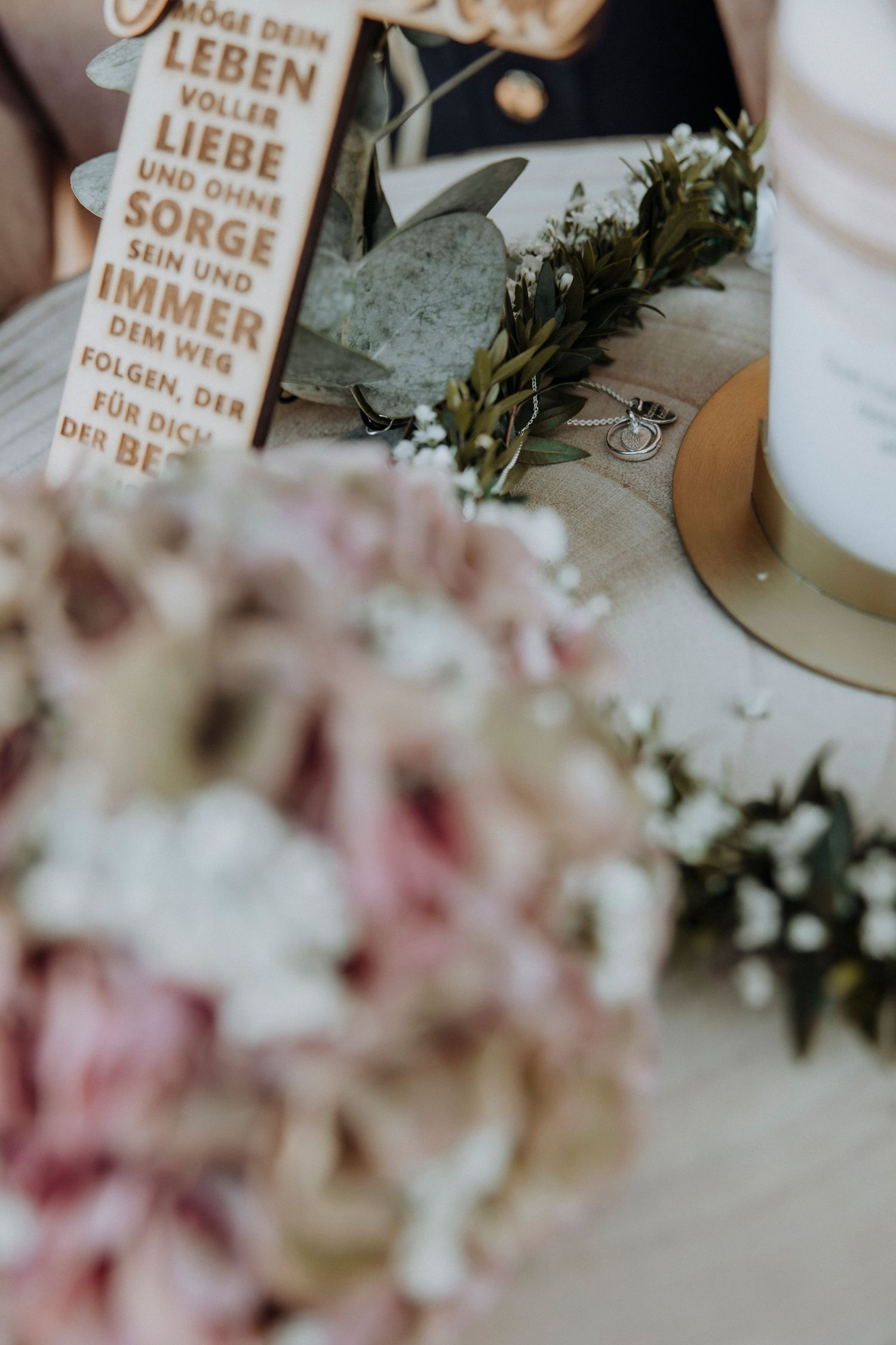Wedding decorations with dried flowers and German text on display.