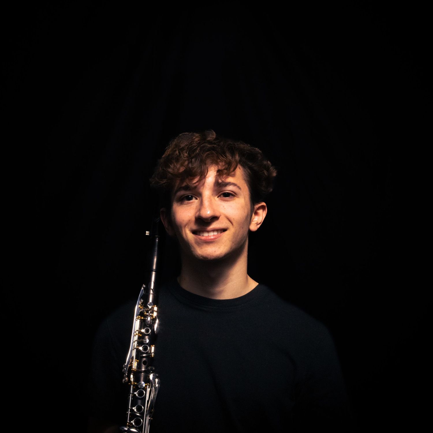 Picture of Axel Jablonecki with a clarinet over his shoulder.