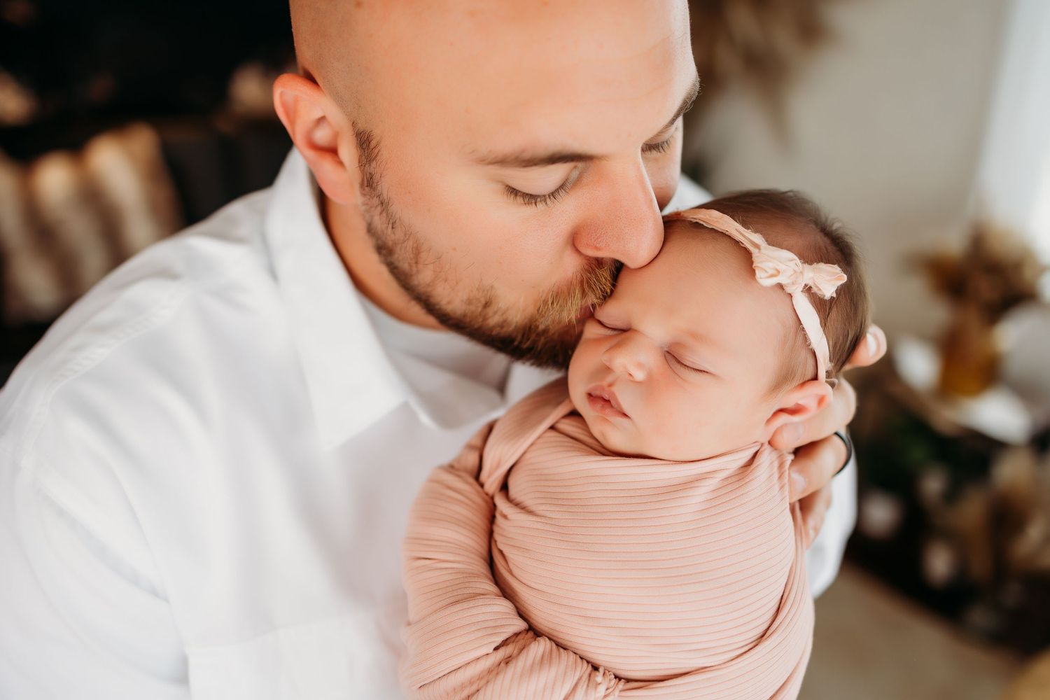 daddy kissing daughter at newborn session