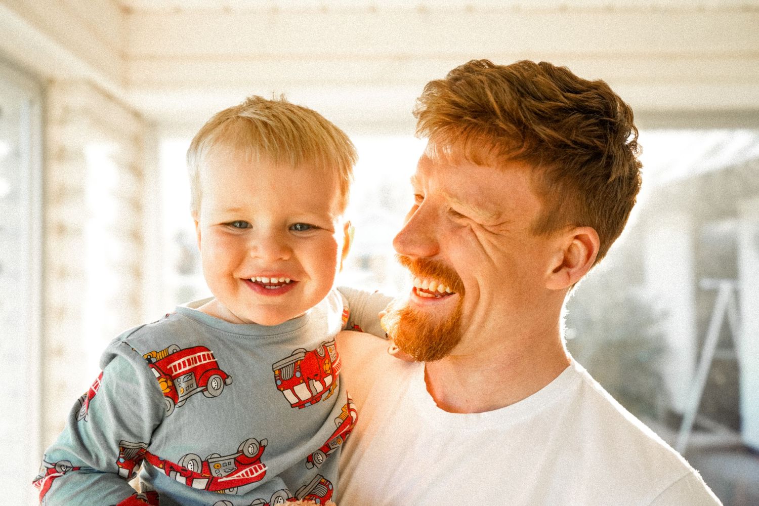 Edvin och Oskar, tagen av Dorothea Schander, fotograf på Hajpad AB. Familjefotografering