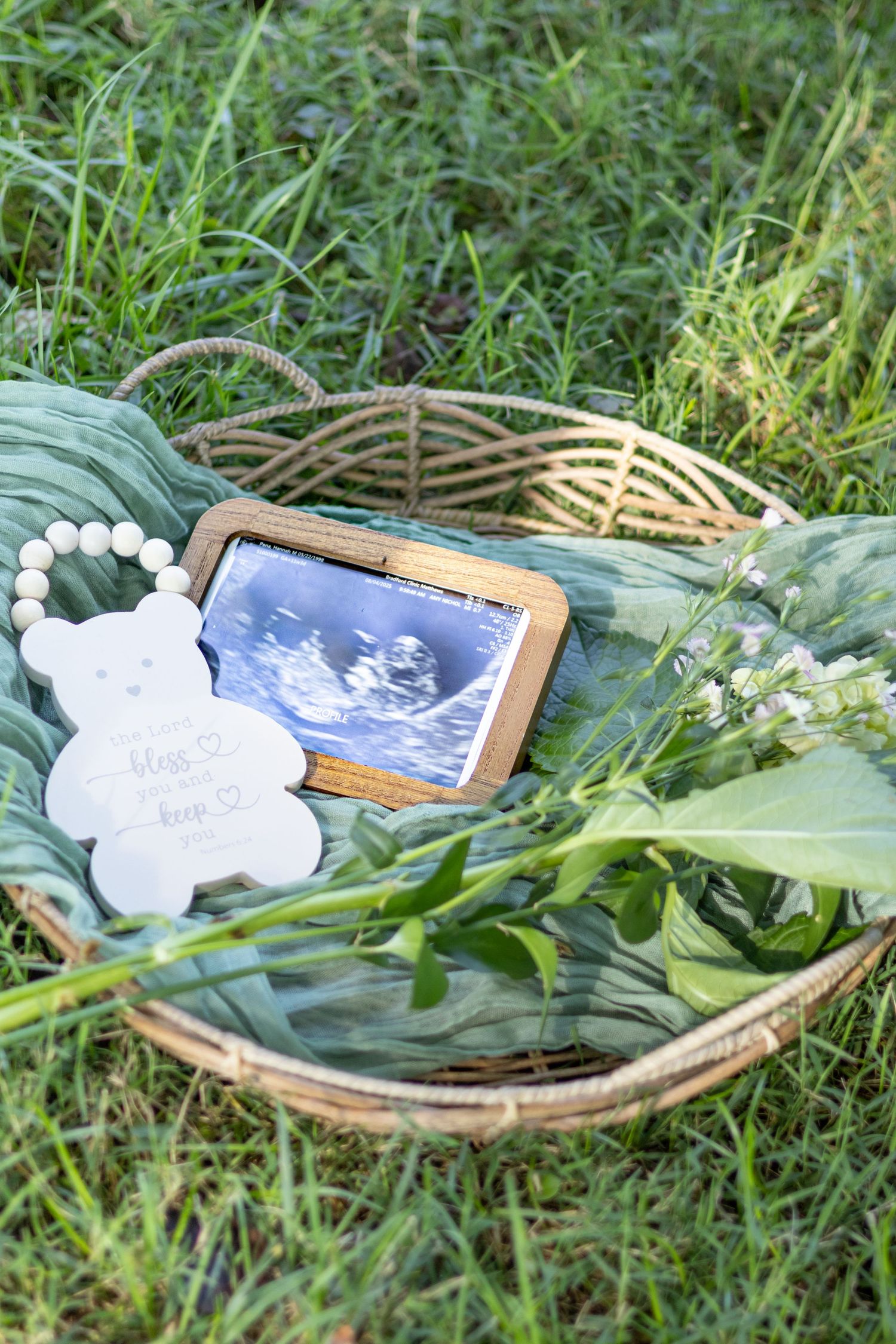 Maternity and pregnancy announcement photographer in Matthews, NC