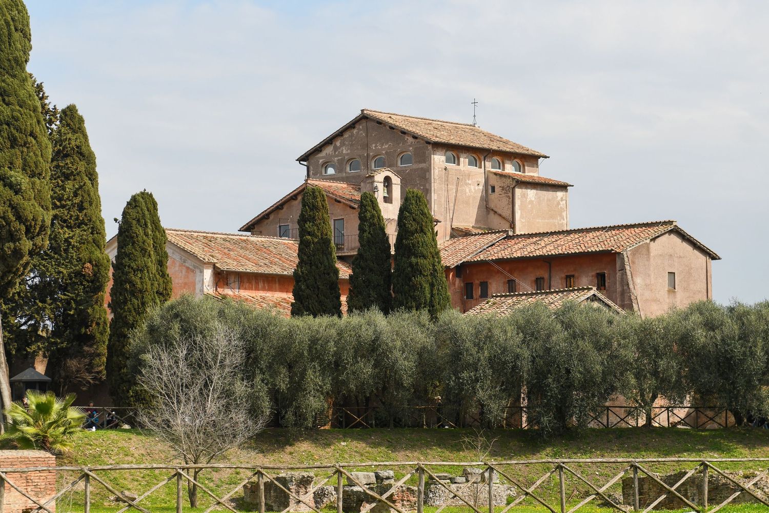 Tuscan countryside landscape with traditional villas and cypress trees.