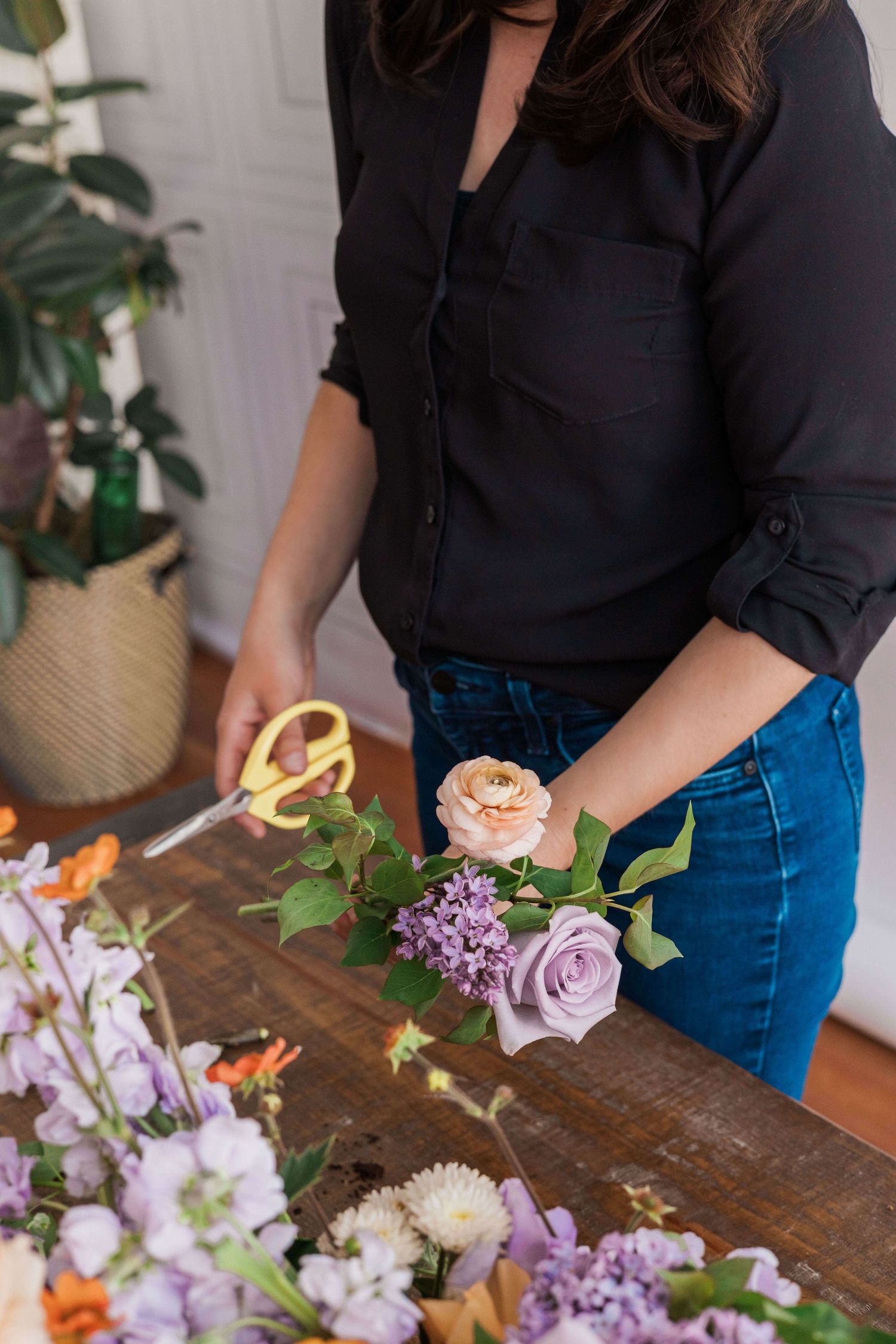 Florist cutting rose lilac and ranunculus