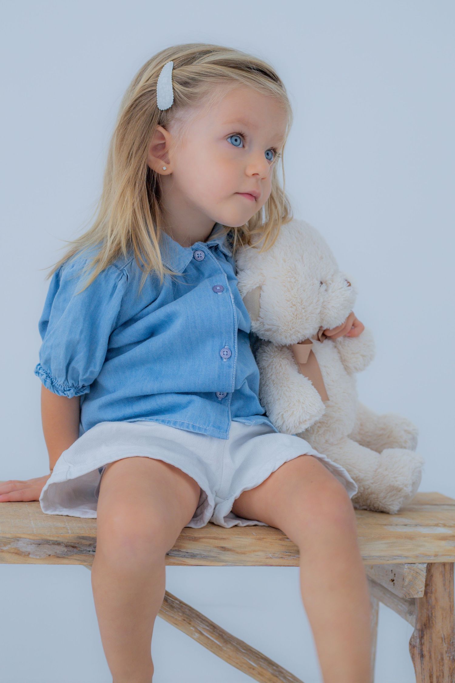 Imagen infantil de niña con peluche, transmitiendo ternura y conexión emocional. Sesión de fotos infantil natural en Valdemoro, Madrid.