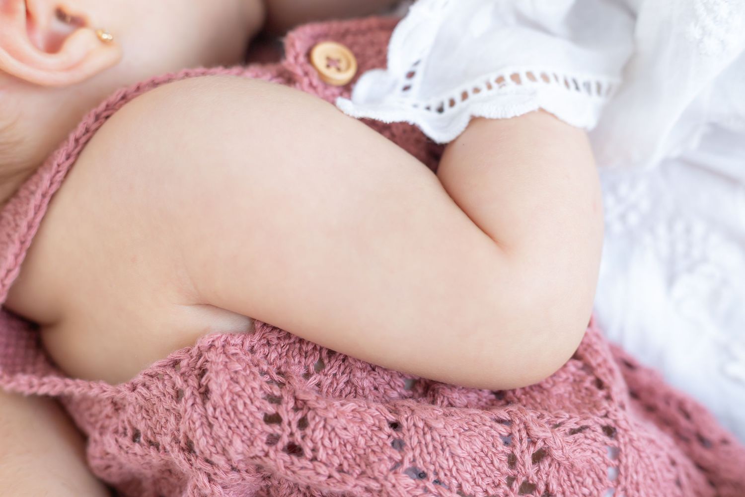 Detalle del brazo de un bebé en sesión newborn en Valdemoro, zona sur de Madrid. Fotografía natural y emocional de lactancia.