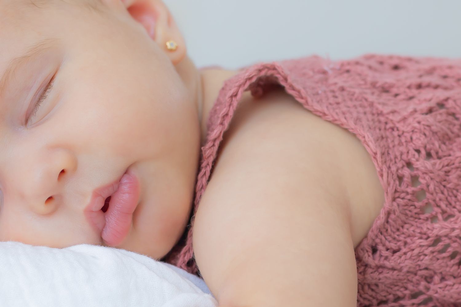 Retrato tierno y natural de bebe newborn, con detalle de labios marcados descansando durante su sesión en Valdemoro, zona sur de Madrid.