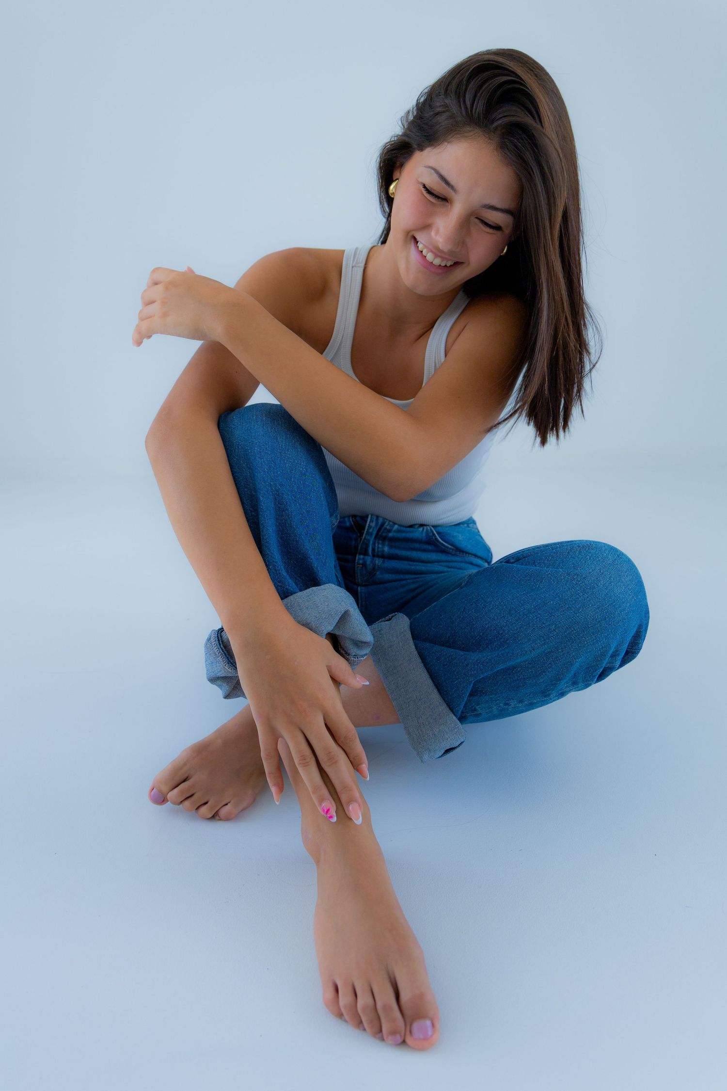 Fotografía espontánea de retrato juvenil en estudio de luz natural en Valdemoro. Mini sesión ideal para transmitir frescura y autenticidad.