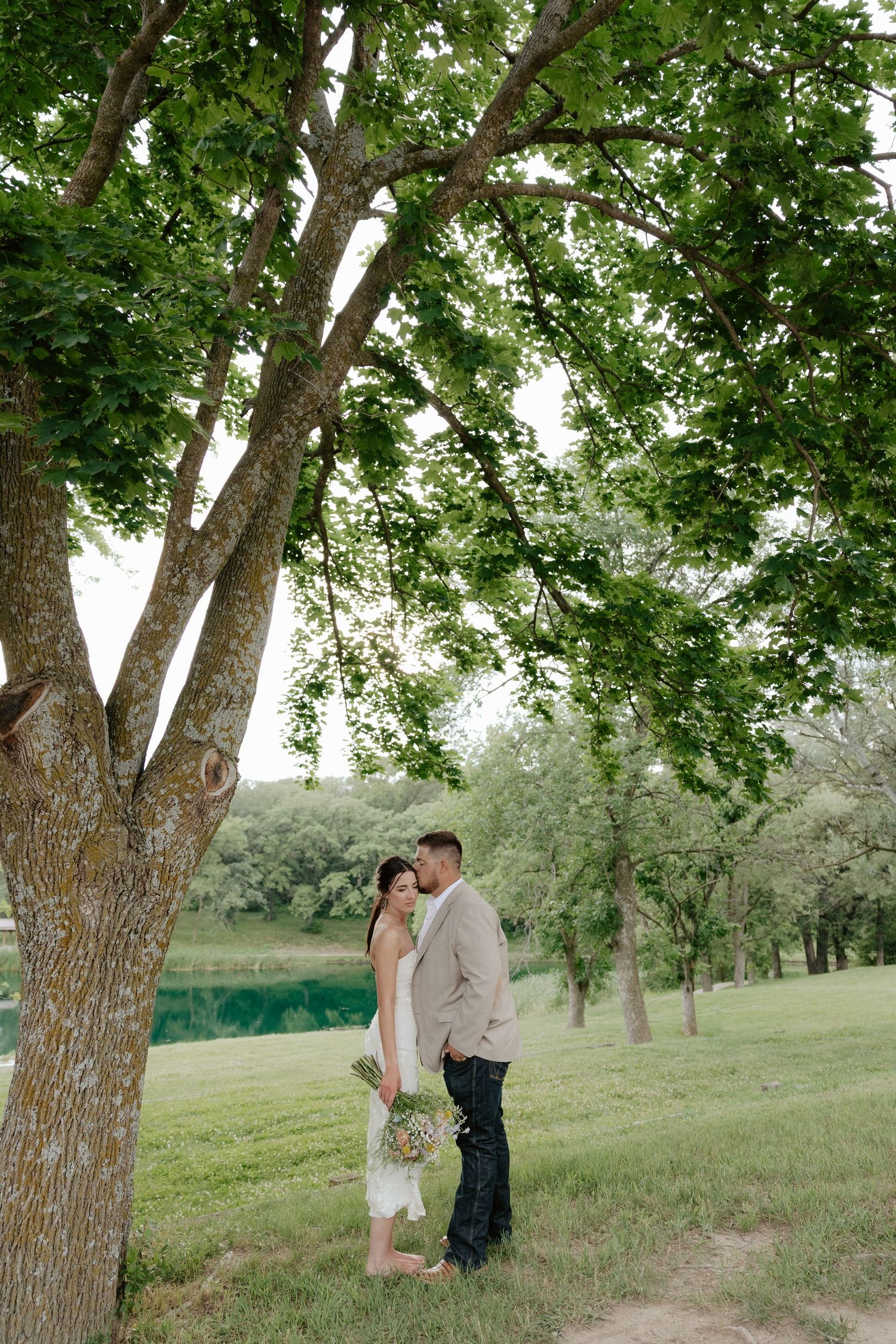 Mallet Lodge sunset wedding photos in Lousville Nebraska. Nebraska wedding photographer.