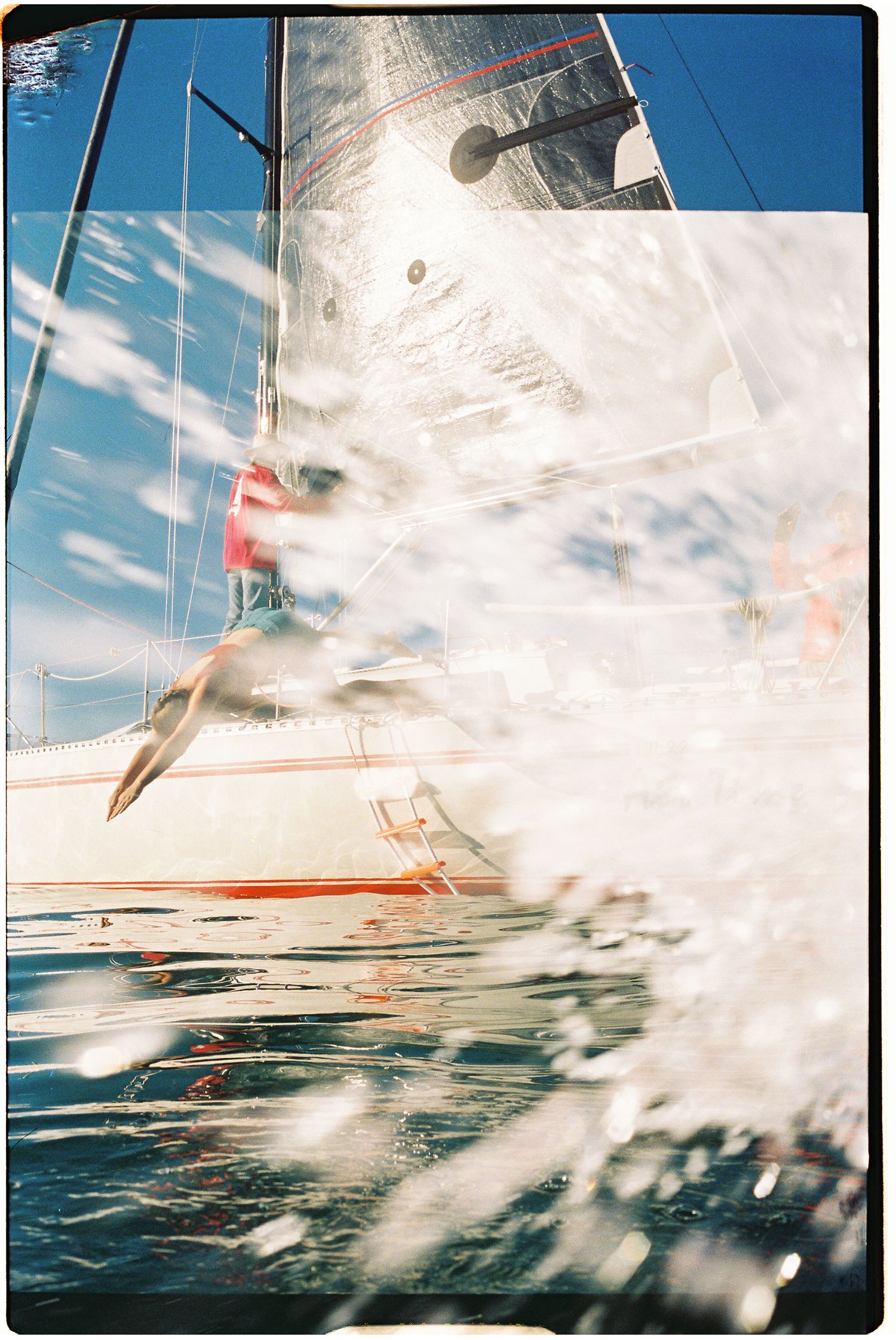 A boat dive and splash