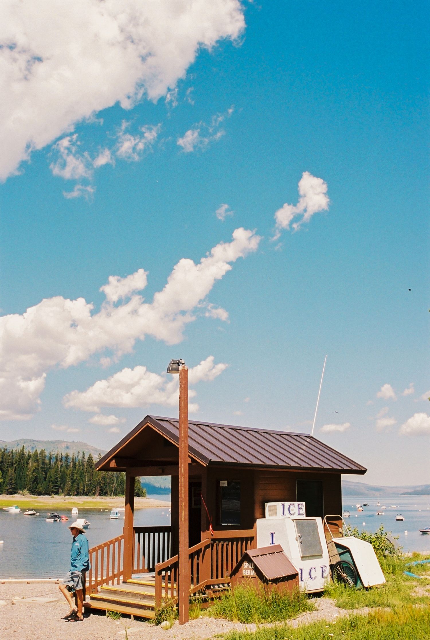 Beautiful mid-country ice machine