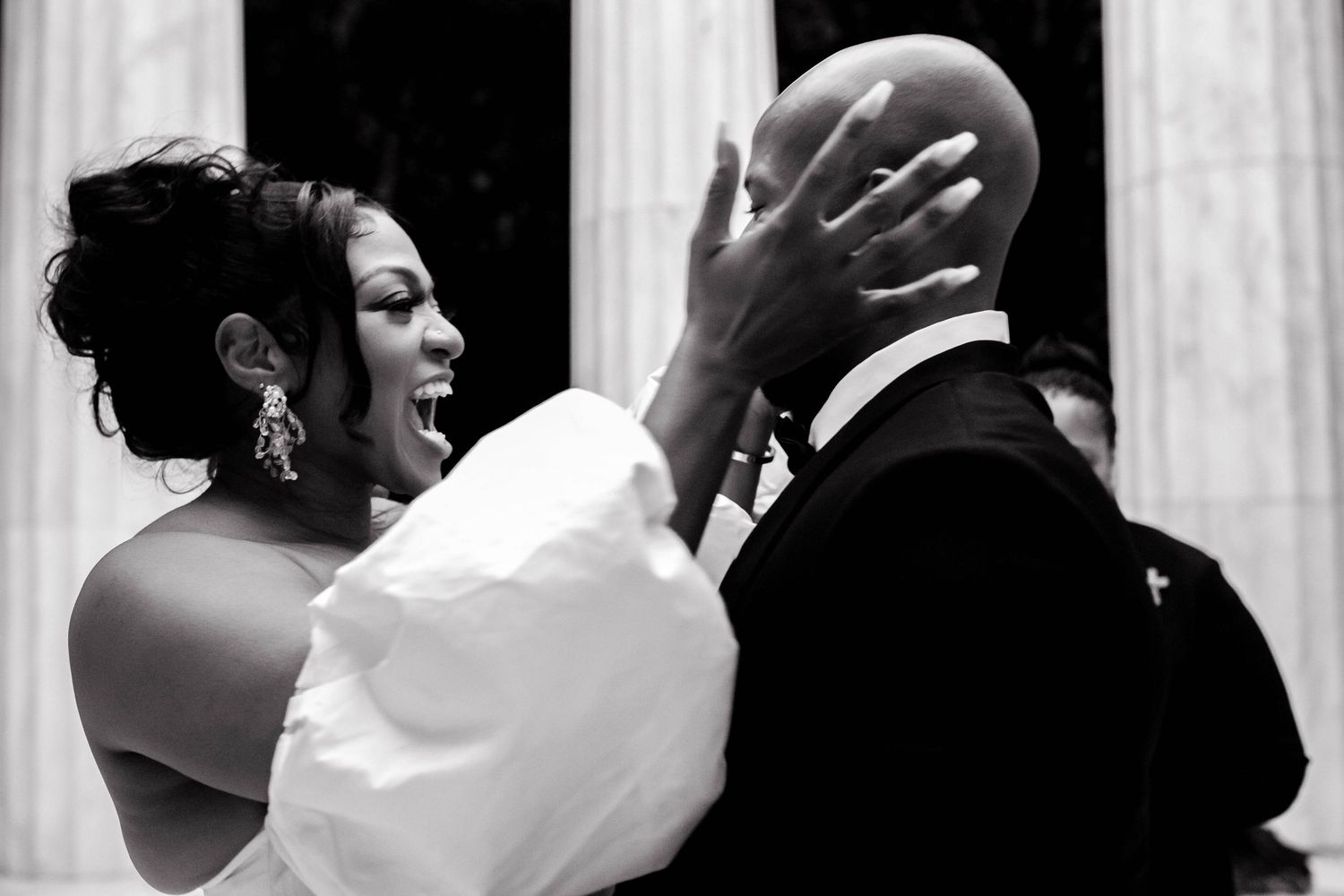 Romantic black and white photograph showing a tender embrace between a couple.