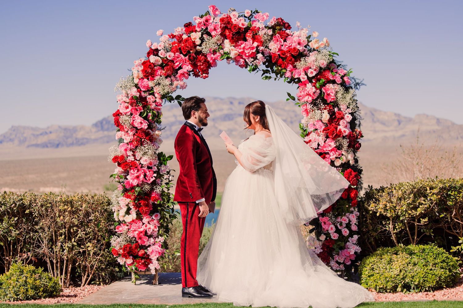 A stunning Paiute Golf Course wedding just outside Las Vegas featuring mountain views, desert florals, and a “Lucky in Love” Vegas theme.