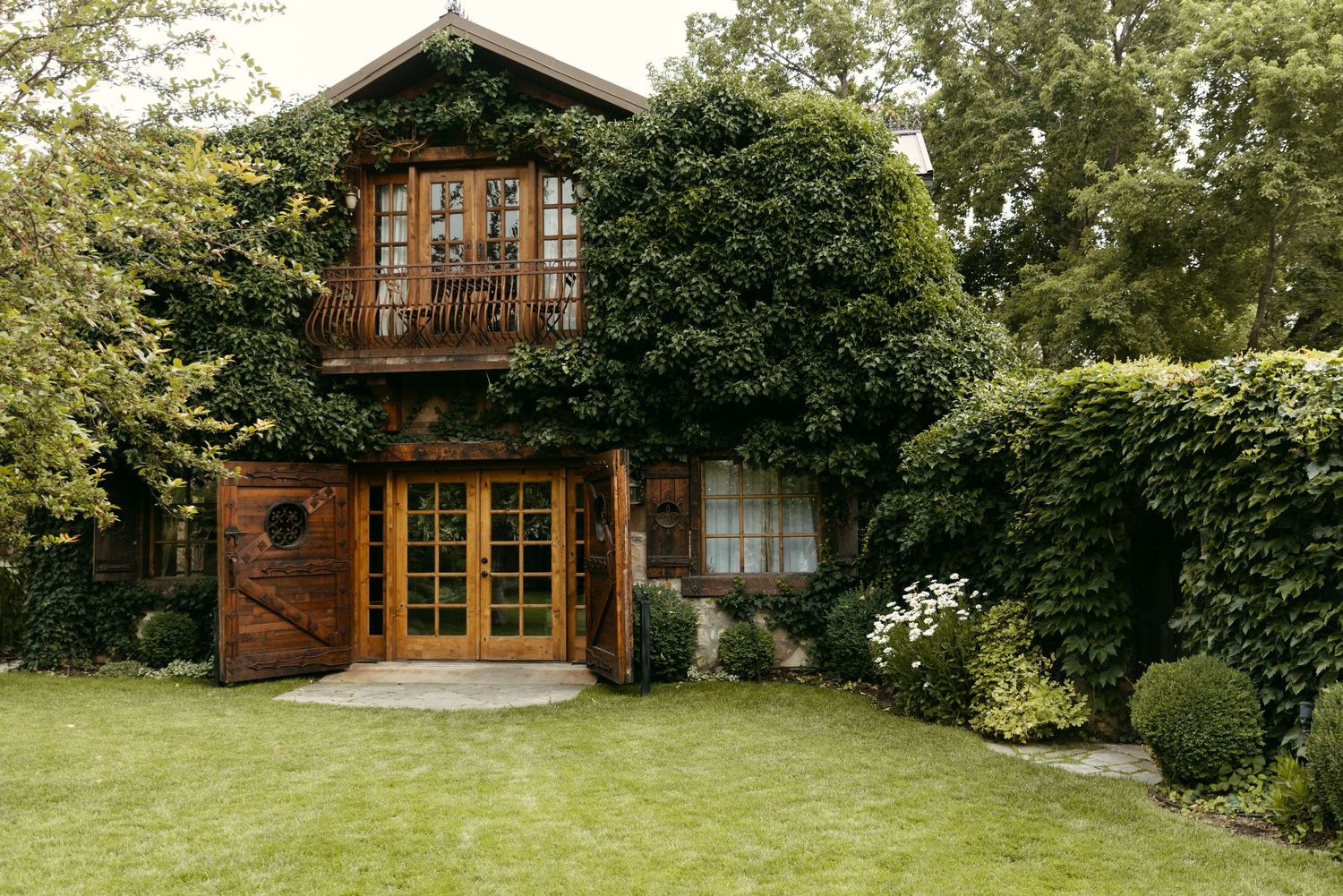 Charlotte North Carolina Wedding Photographer takes beautitful images of foresty venue