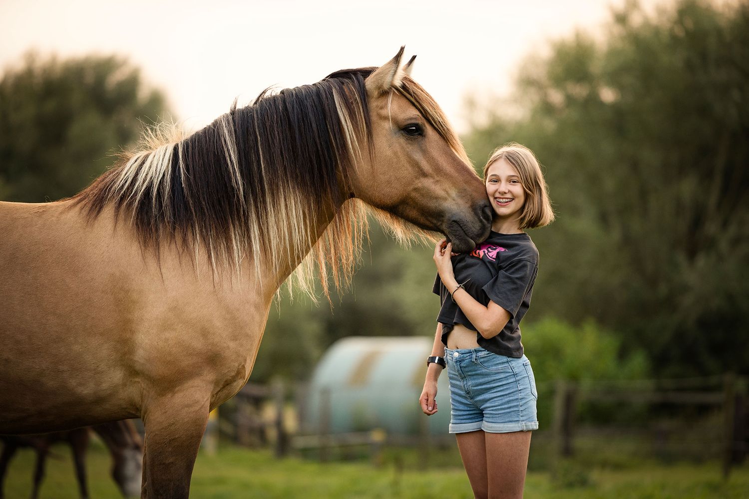 Tedere connectie tussen een meisje en haar paard, samen in de natuur.
