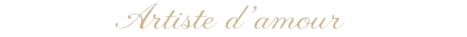 Elegante witte schrifttekst met de tekst 'Artiste d'amour' op een lichtbeige achtergrond.