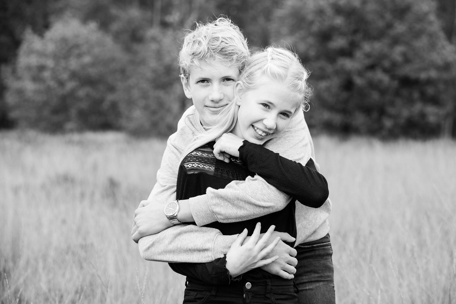 Familjfotografering med syskon utomhus i Ed