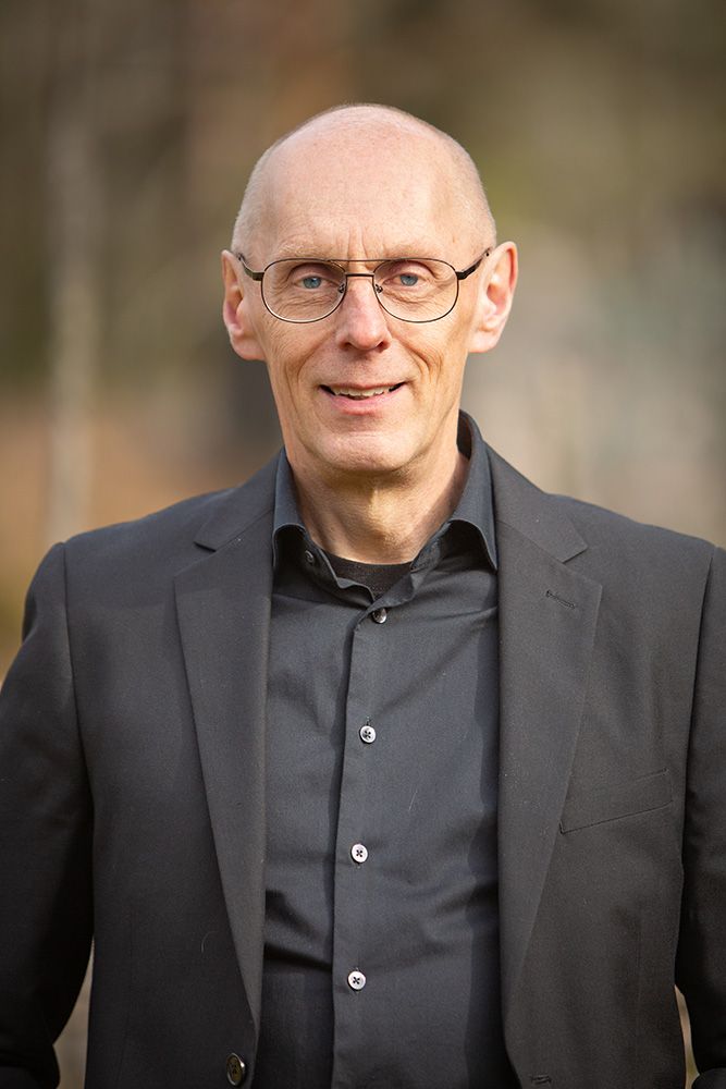 Professionelt porträtt företagporträtt av man utomhus företagsfotograf i Dalsland