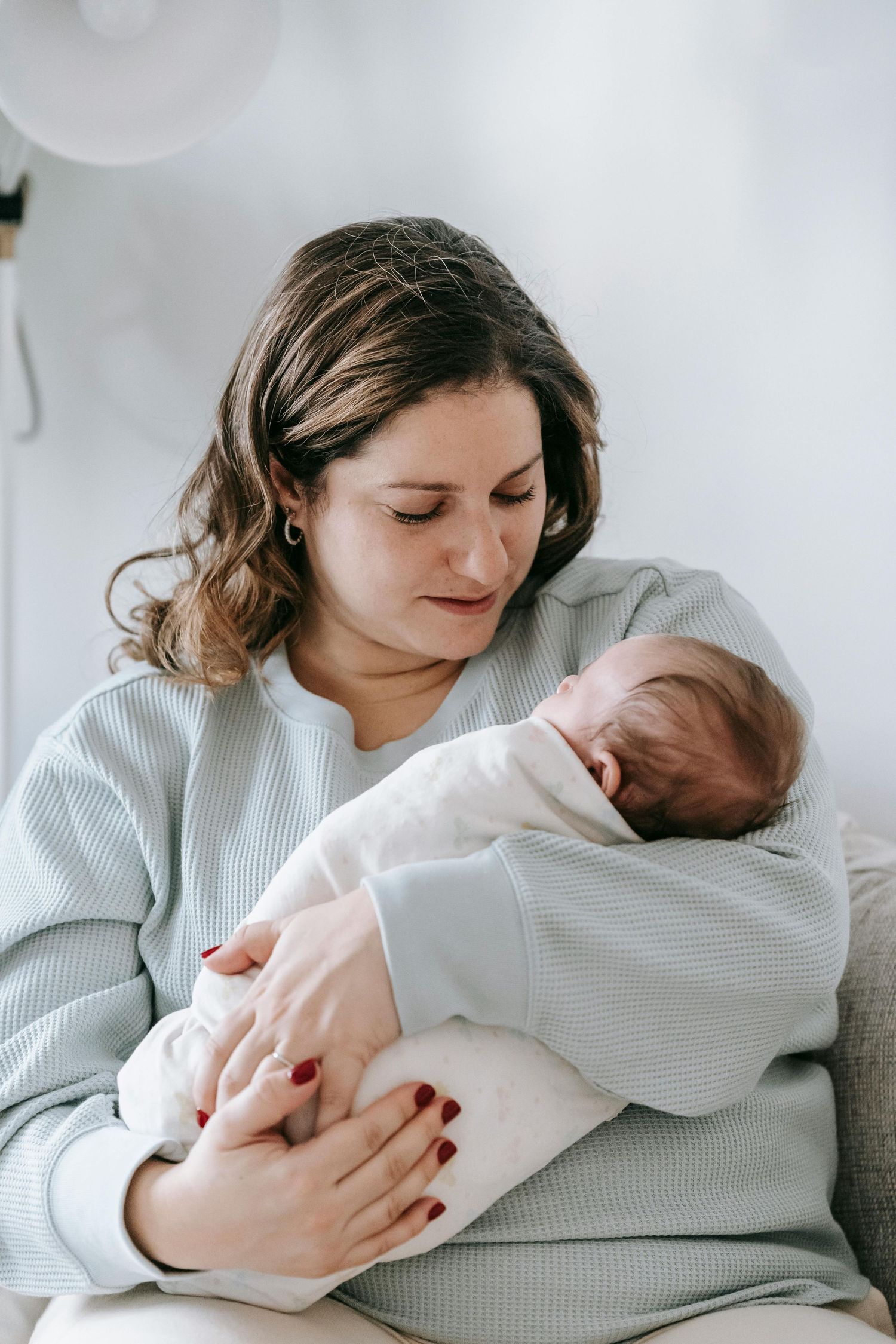 Babyfotofrafering i Dalsland naturliga och kärleksfulla bilder av mamma och baby