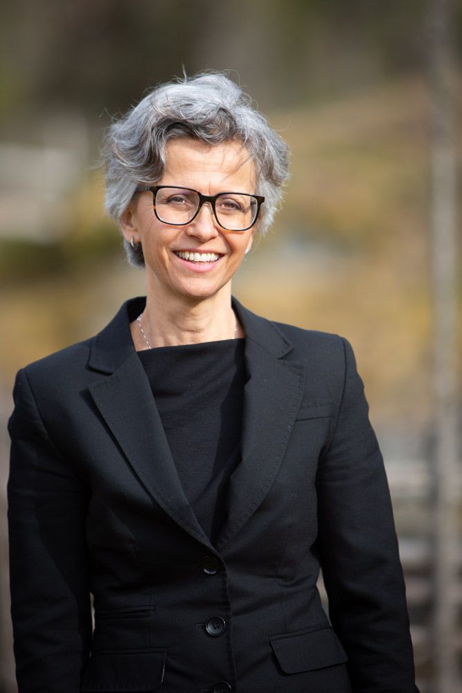 Professionelt porträtt företagsporträtt av kvinna utomhus företagsfotograf i Dalsland
