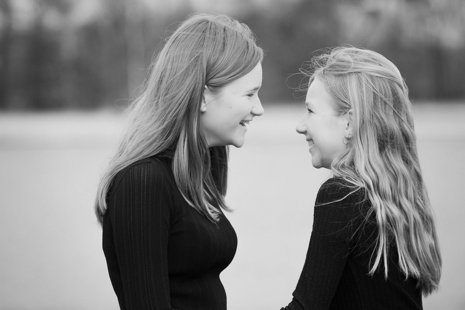 Naturlig familjefotografering uthomhus i Ed