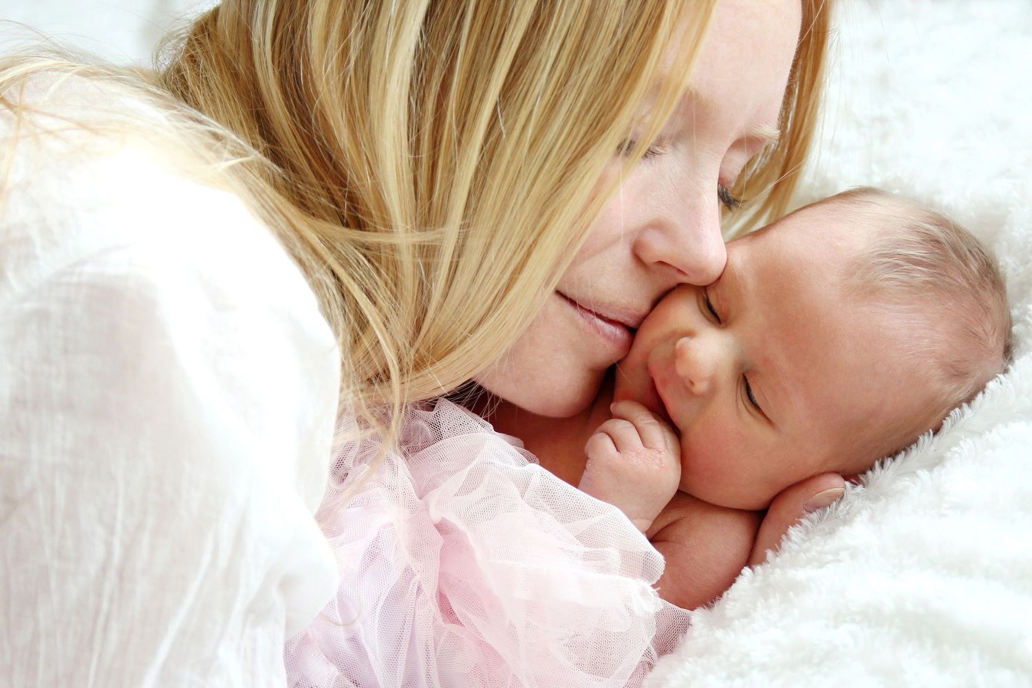 Naturlig babyfotografering med mamma och nyfödd i Dalsland